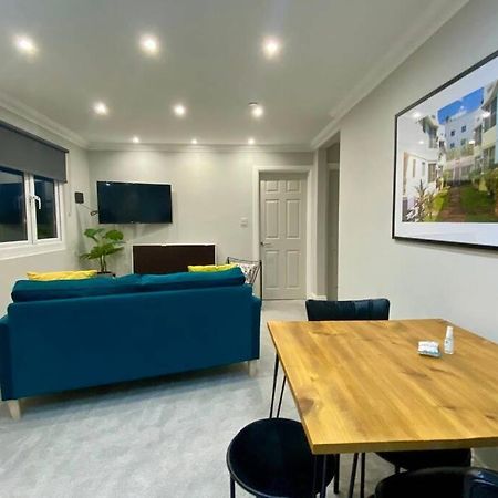 Stylish Two Bedroom Apartment Near Victoria Park Cardiff Exterior photo