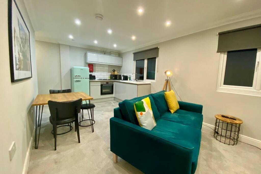 Stylish Two Bedroom Apartment Near Victoria Park Cardiff Exterior photo
